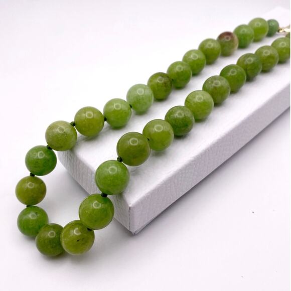 Knotted Green Jade 8cm Beaded Necklace 18” and Extension Chain - Picture 9 of 9